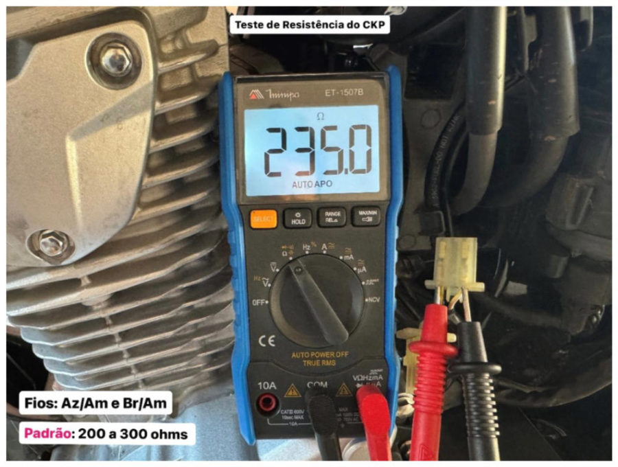 Foto real: multímetro medindo o sensor CKP, 235 ohms